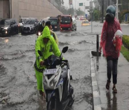 Ilustrasi banjir di Pekanbaru dampak hujan lebat seharian (foto/int)